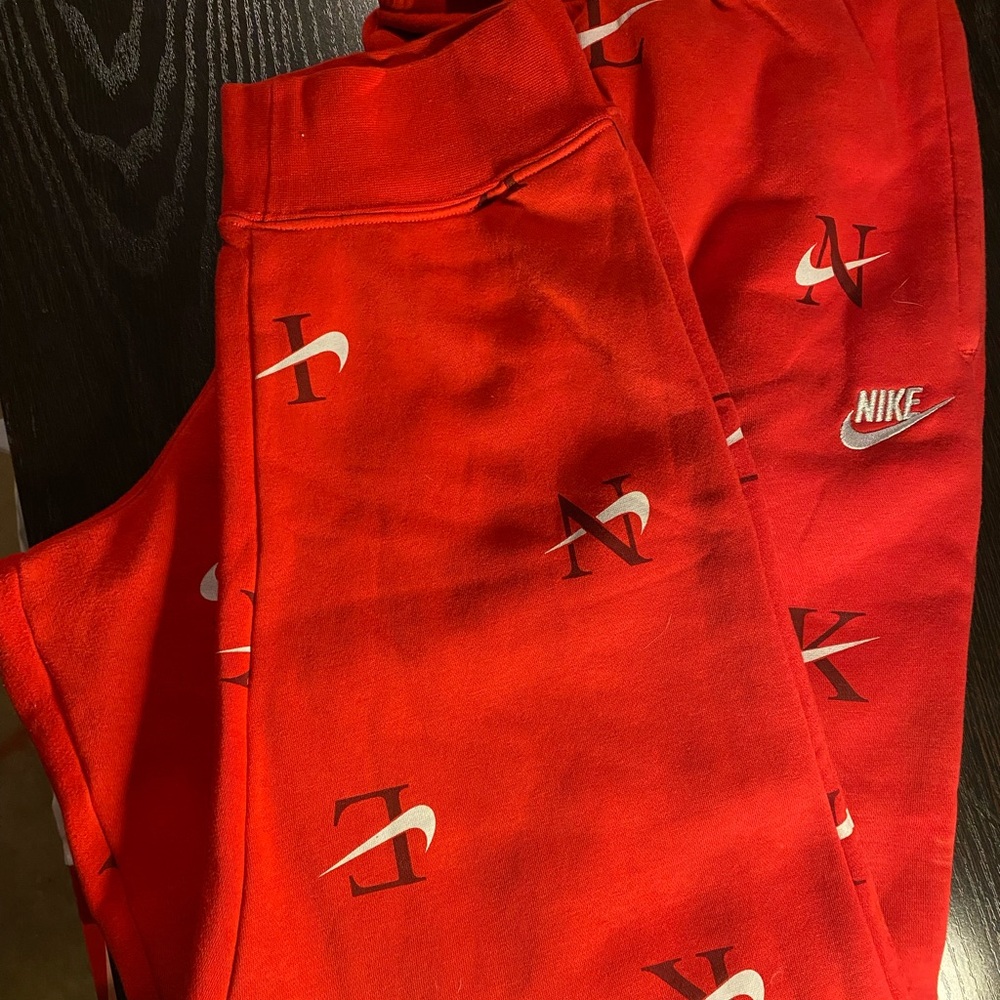 Nike 4XL Red Monogram Fleece Joggers – All Over Print Swoosh Logo